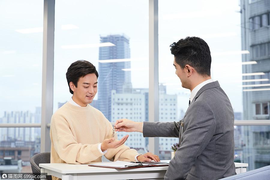 房产中介递交钥匙给客户